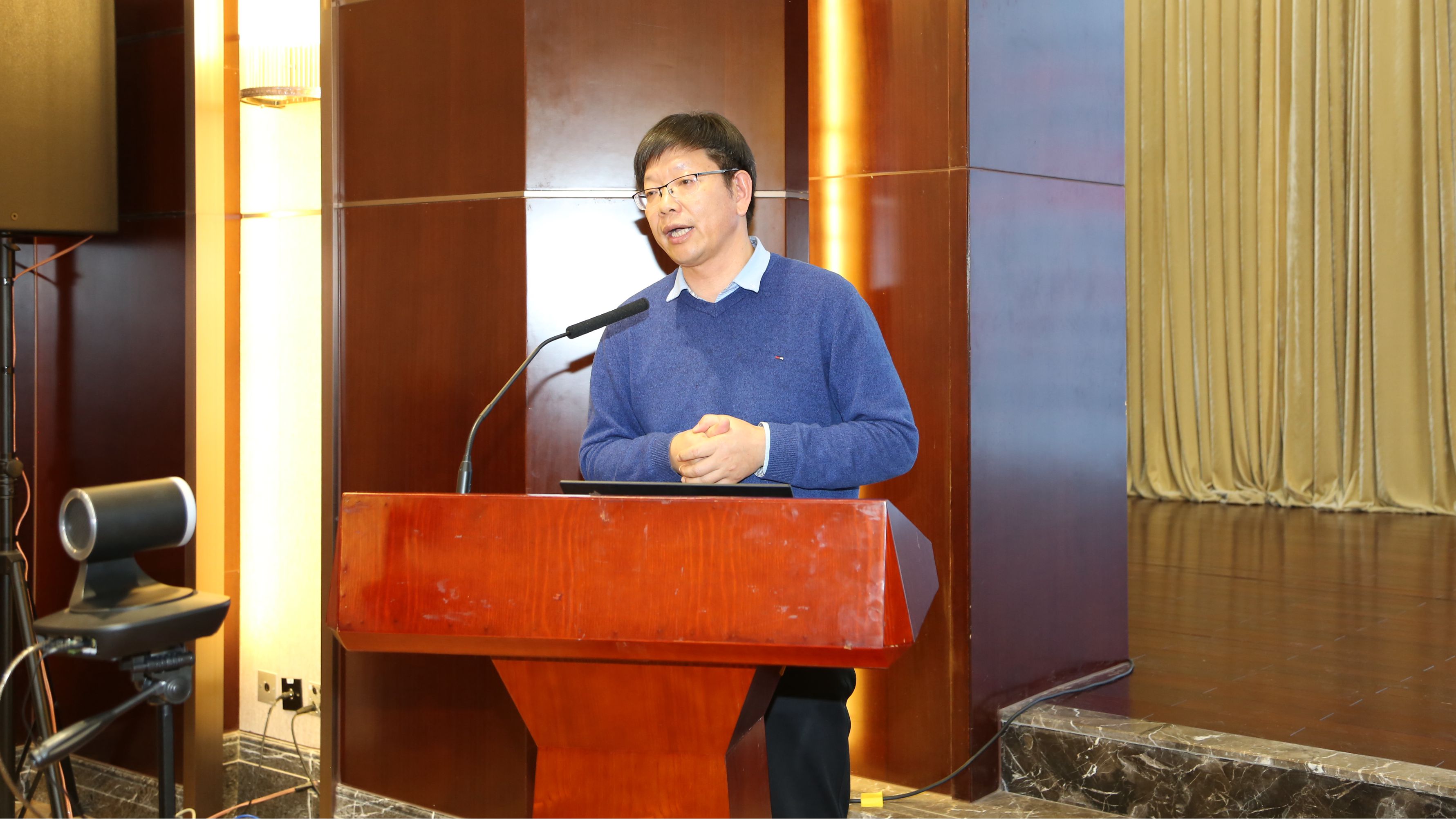 国家冰川冻土沙漠科学数据中心主任张耀南研究员汇报工作